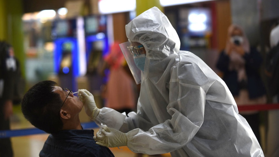 Antrean Rapid Test Antigen di Stasiun Gambir Membludak