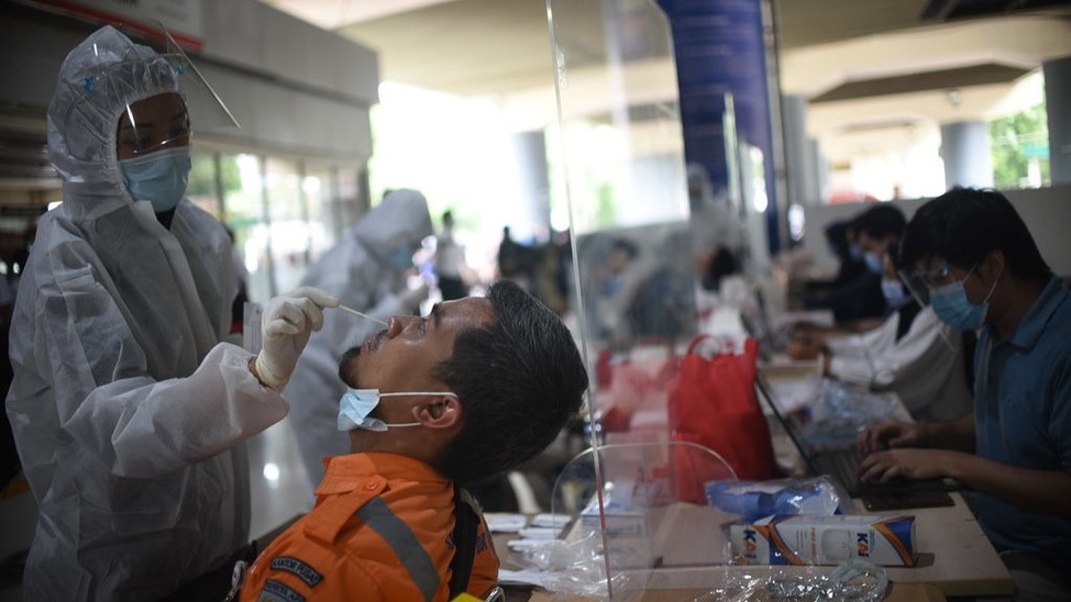 Antrean Rapid Test Antigen di Stasiun Gambir Membludak