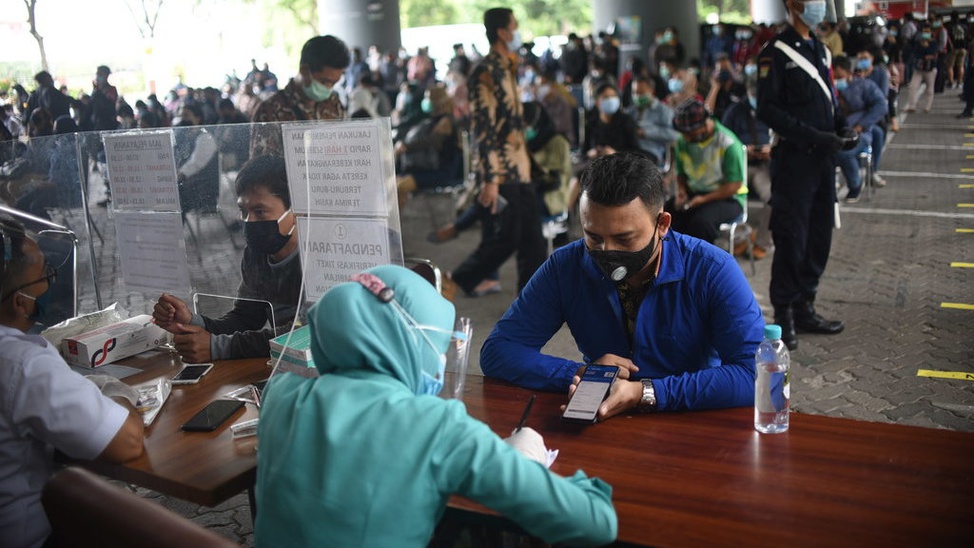 Antrean Rapid Test Antigen di Stasiun Gambir Membludak