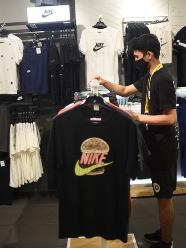 Nike store clearance lippo mall puri