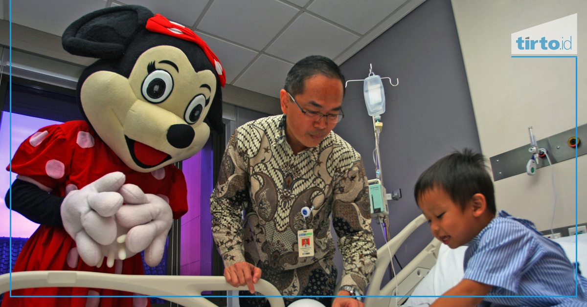 Minnie Mouse Menghibur Anak-anak di Rumah Sakit - Tirto.ID