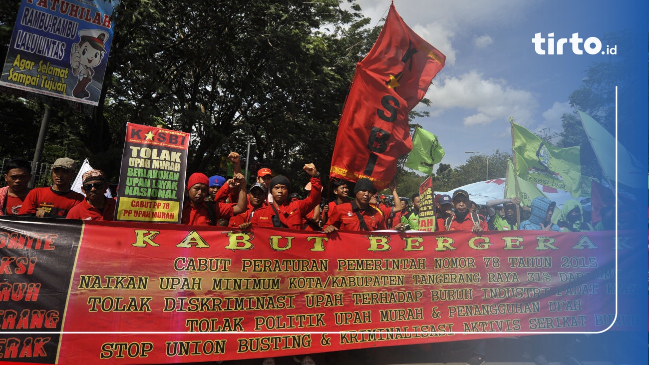 Tolak UMP 2018 Ratusan Buruh Gelar Salat Jumat Di Depan Balai Kota