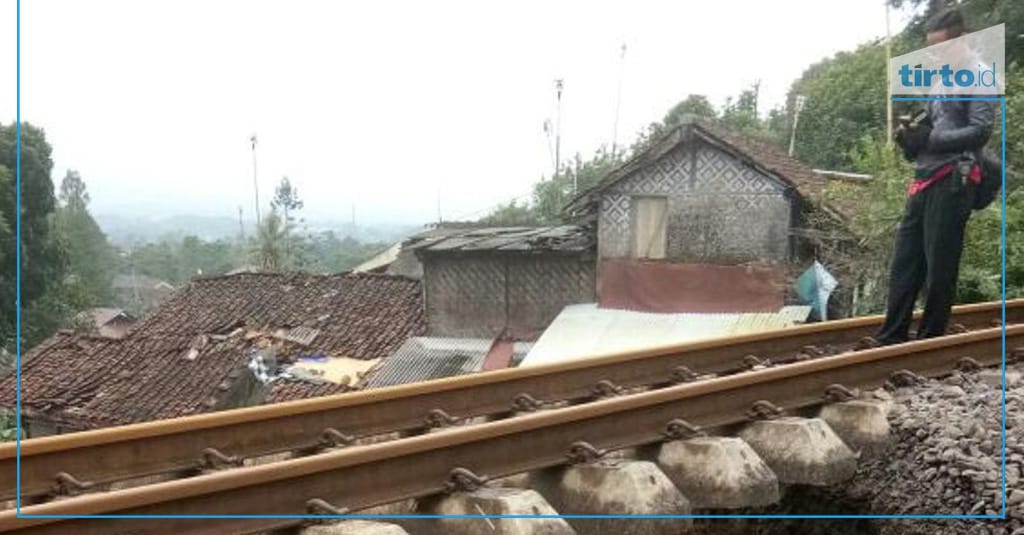 Longsor Akibatkan Perjalanan Kereta Bogor-Sukabumi 