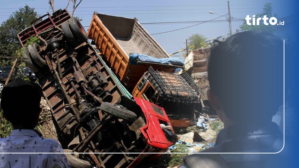 Berita Kecelakaan Truk Kecelakaan Karnaval Pacet Sopir Truk