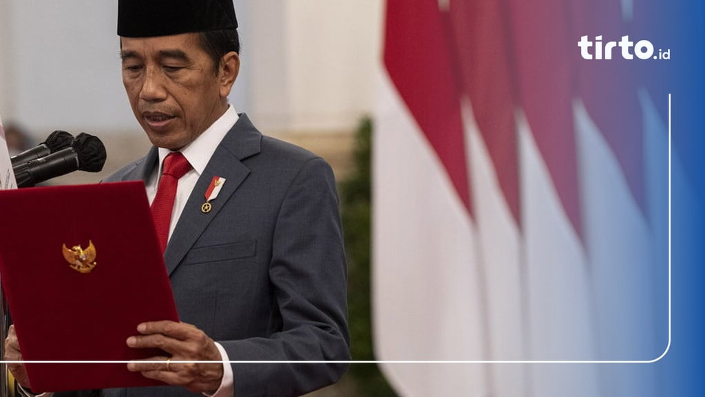 Jokowi Resmi Lantik Hakim MK Guntur Hamzah Pengganti Aswanto