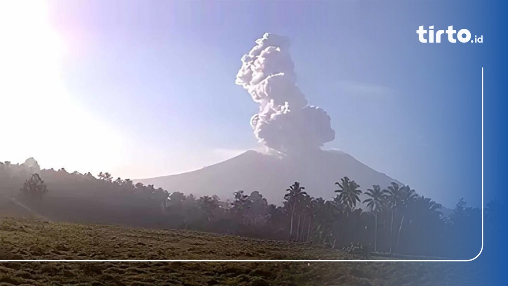 Gunung Ibu Di Maluku Utara Erupsi, Lontarkan Abu Setinggi 1,5 Km