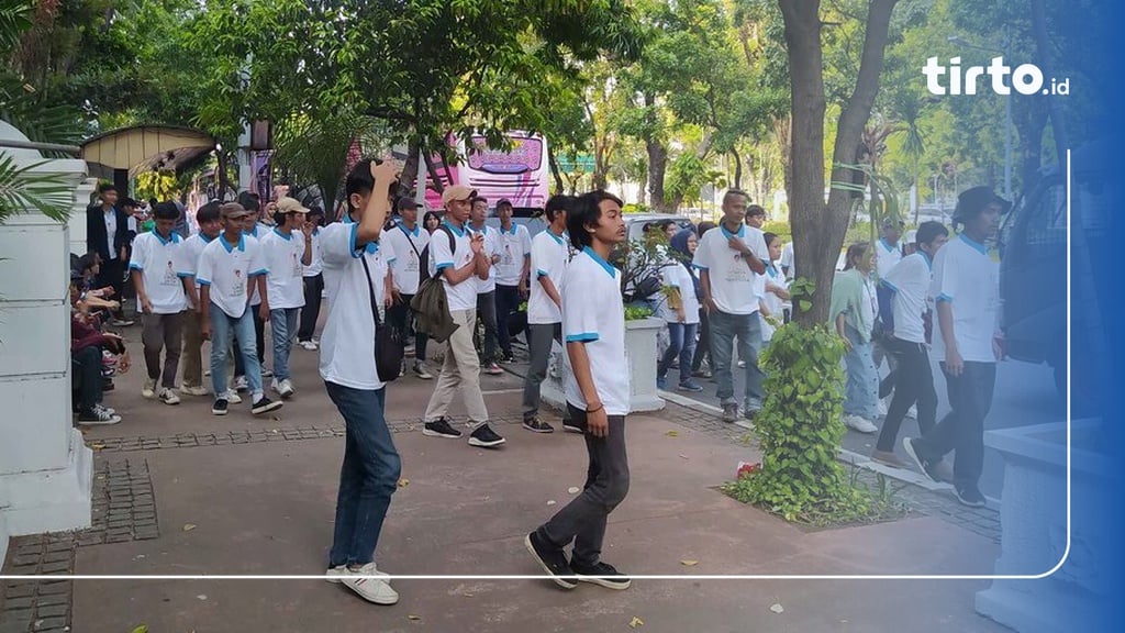 Massa Berkaos Gibran Mendekat ke Gedung MK