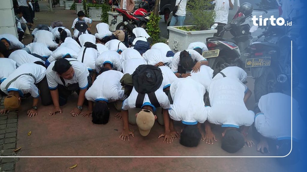 Massa Berkaos Gibran Sujud Syukur di Trotoar Sekitar Gedung MK