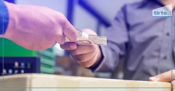 Ilustrasi pembayaran COD di berbagai platform e-commerce