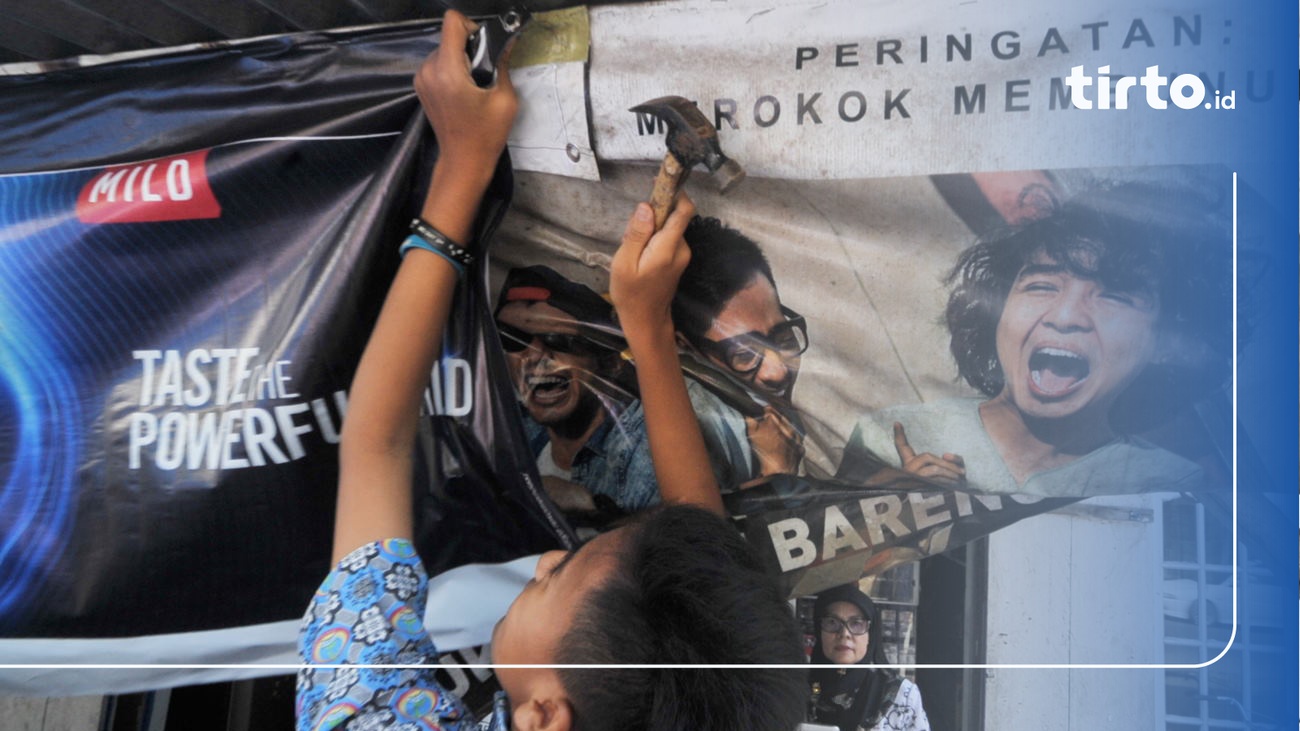 Copot Spanduk, Pelajar Padang Menolak Industri Rokok