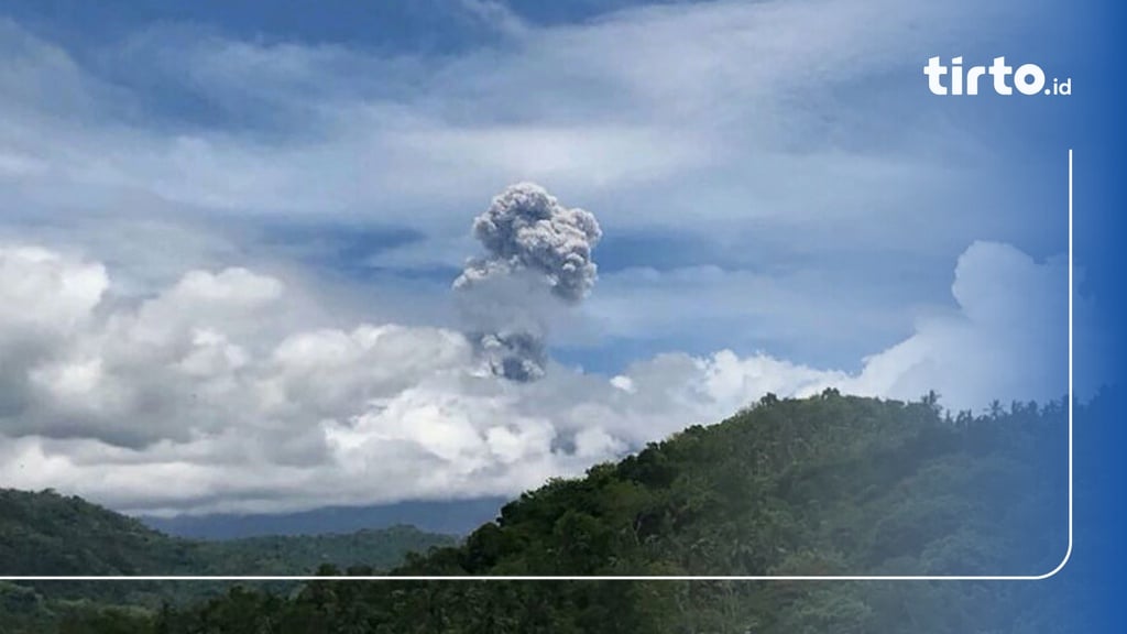 Gunung Agung Kembali Erupsi Semburan Asap Capai Meter