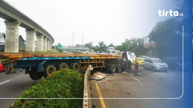 Kecelakaan Truk Trailer Tabrak Pembatas Jalan Di Tol Purbaleunyi