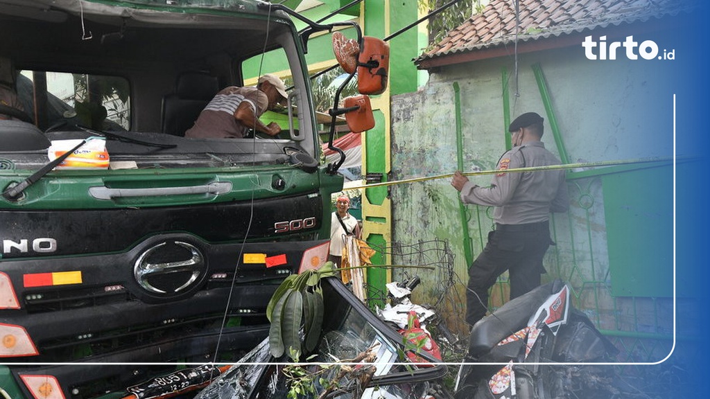 Masih Syok Sopir Truk Tabrak Tiang Bts Di Bekasi Belum Diperiksa