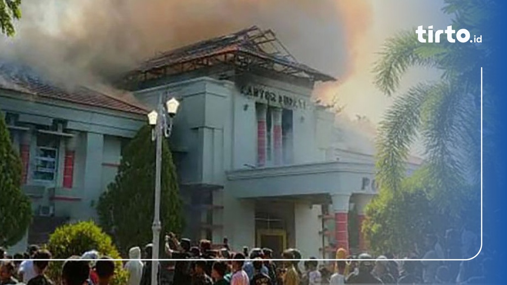 Kantor Bupati Pohuwato Kantor DPRD Dibakar Massa Unjuk Rasa