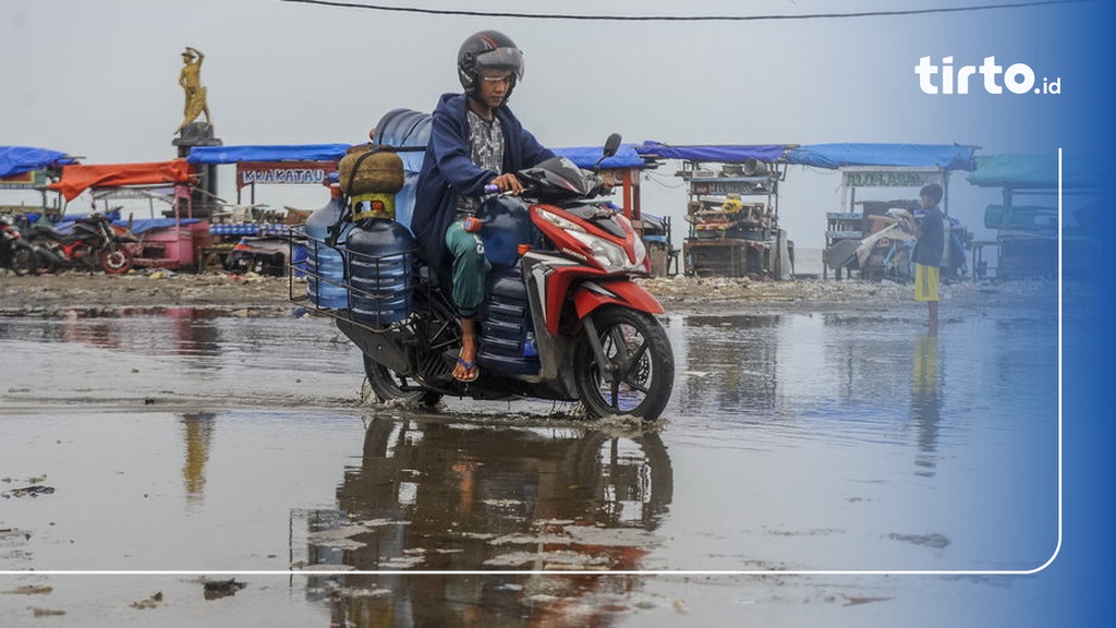 Tanggul Belum Selesai, Teguh Cari Solusi Banjir Rob Muara Angke