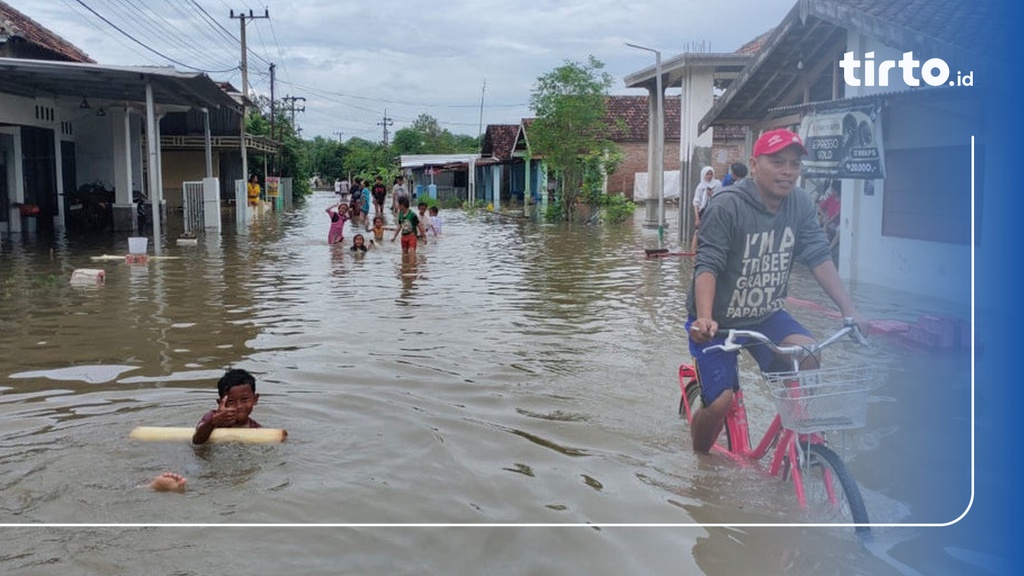 Mensos Dengarkan Curhat Pengungsi Banjir di Desa Jombok Jombang