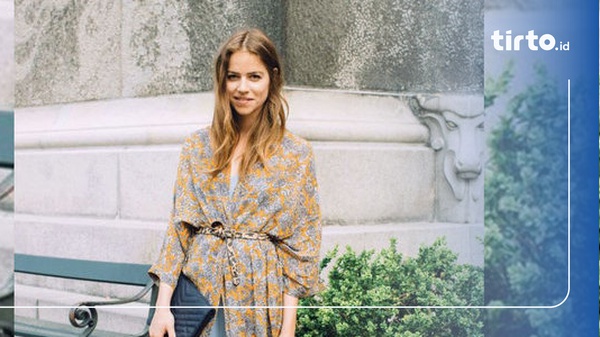 Apa Itu Tren Dress Over Jeans dan Tips OOTD-nya?