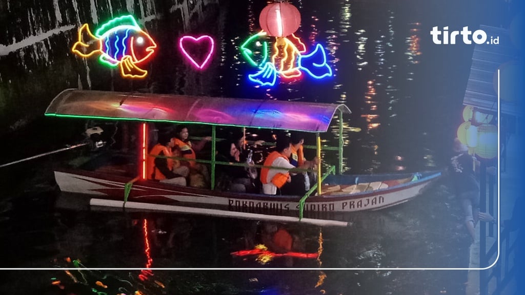Menikmati Wisata Perahu Kali Pepe saat Perayaan Imlek di Solo