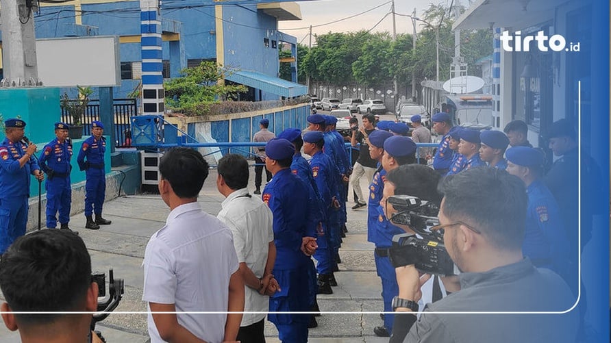 Polisi Bantu TNI AL Ikut Terjun Cabut Pagar Laut di Tangerang