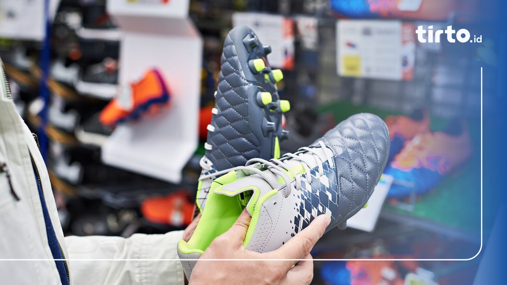 5 Rekomendasi Sepatu Bola untuk Kaki Lebar & Tips Memilihnya