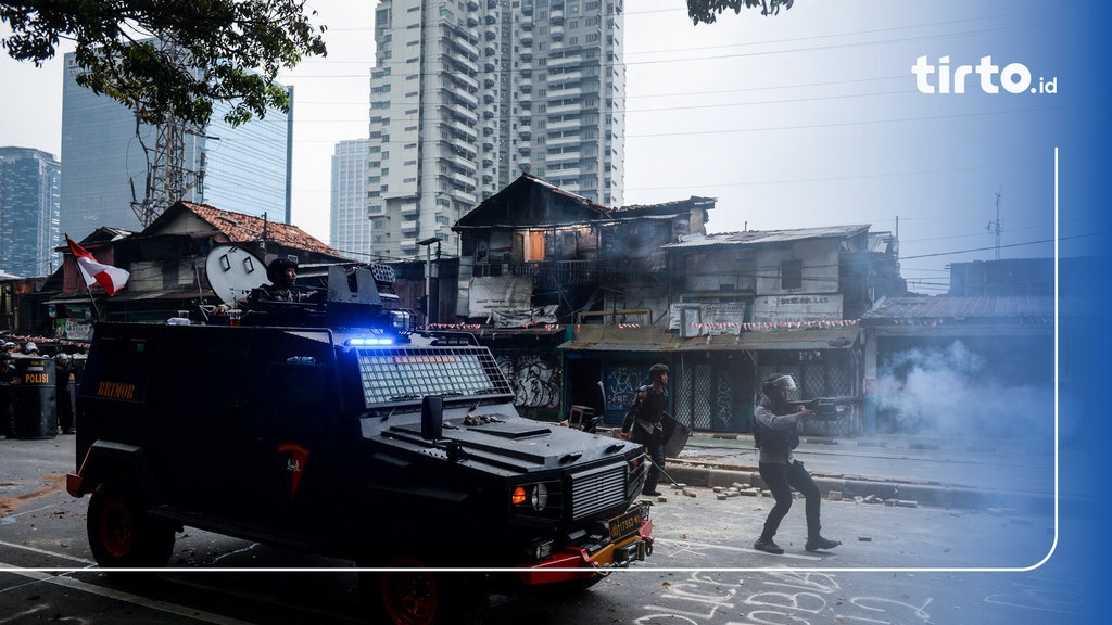 Terobos Massa Pedemo, Mobil Rantis Brimob Tabrak Pengemudi Ojol
