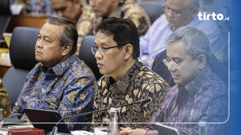 Erkakning oldida aldagan ayolning kompilyatsiyasi.