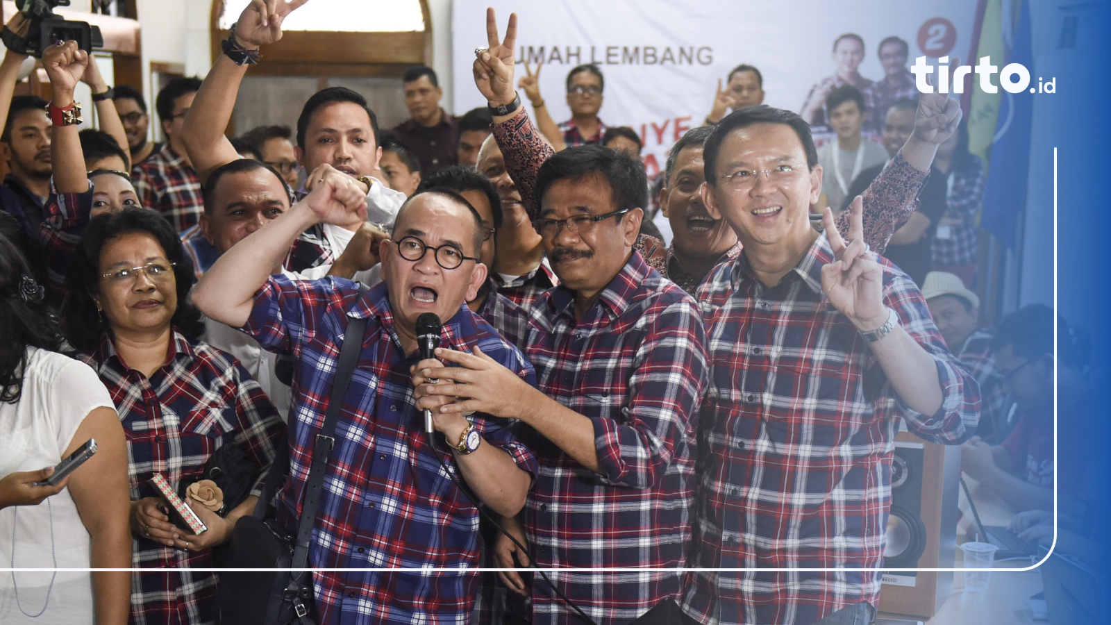 Para Pendukung Ahok Menangis Usai Calonnya Jadi Tersangka Tirto Id