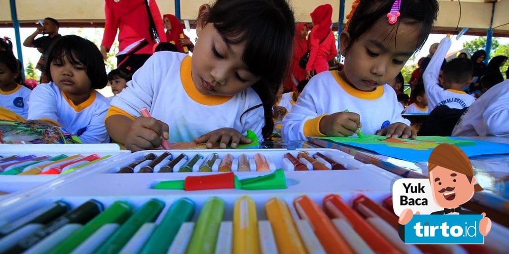 mewarnai gambar sekolah