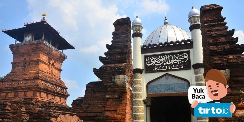 Akulturasi budaya lokal dengan budaya islam dalam seni aksara tercermin pada