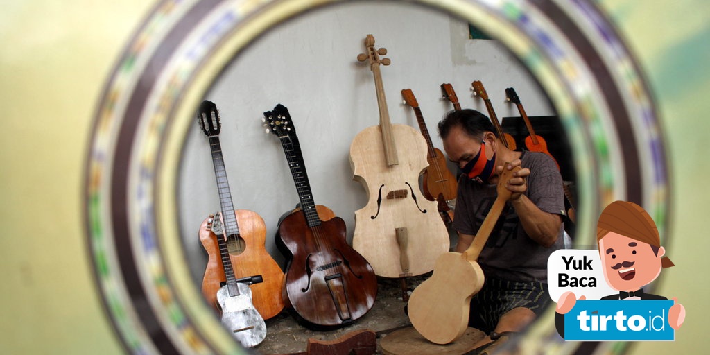 Suatu pertunjukan musik yang dimainkan oleh 5 orang menggunakan alat musik gitar, termasuk jenis musik ansambel