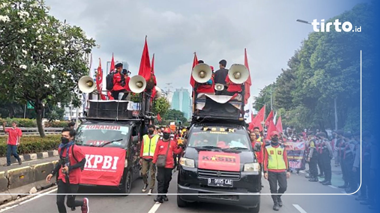 Demo 21 April 2022: Jalan Di Depan Gedung DPR Arah Slipi Ditutup